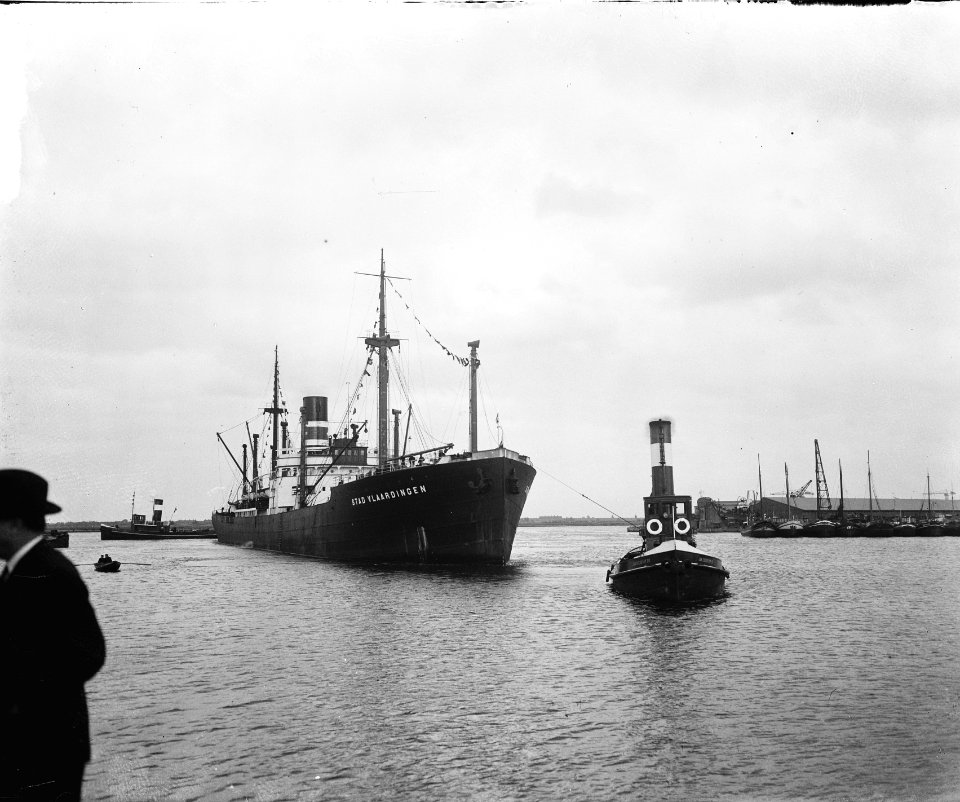 Stad Vlaardingen met Marshall-steenkolen voor de Nederlandse Spoorwegen in de , Bestanddeelnr 903-0046
