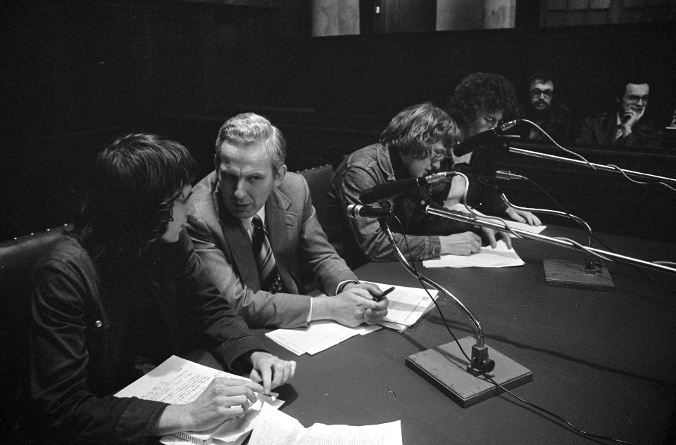 Staatssecretaris Klein tussen studenten, Bestanddeelnr 926-9575