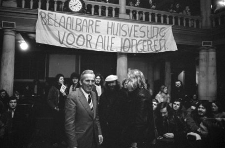 Staatssecretaris Klein tussen studenten met spandoek, Bestanddeelnr 926-9574