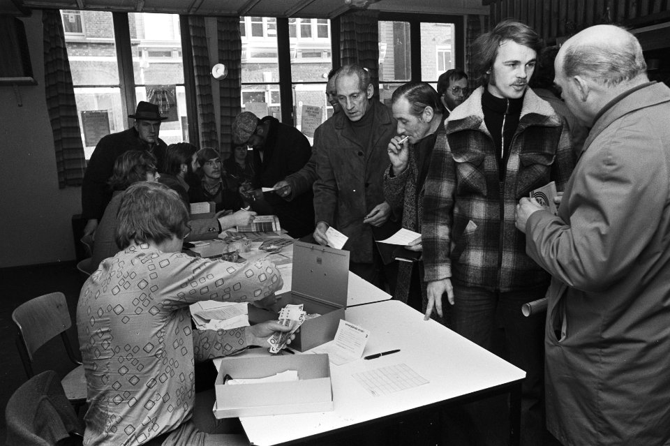 Stakingsgeld wordt uitbetaald in buurthuis De Kaai in Amsterdam, Bestanddeelnr 929-0351