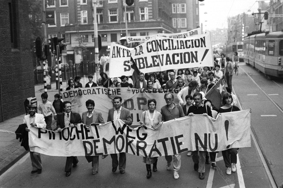 Staatsgreep van 1973 in Chili herdacht met demonstratie demonstranten in de Vij, Bestanddeelnr 933-4213