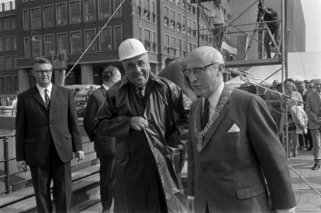 Staatssecretaris Keijzer slaat eerste paal voor metro, Amsterdam v.l.n.r. wetho, Bestanddeelnr 923-7854