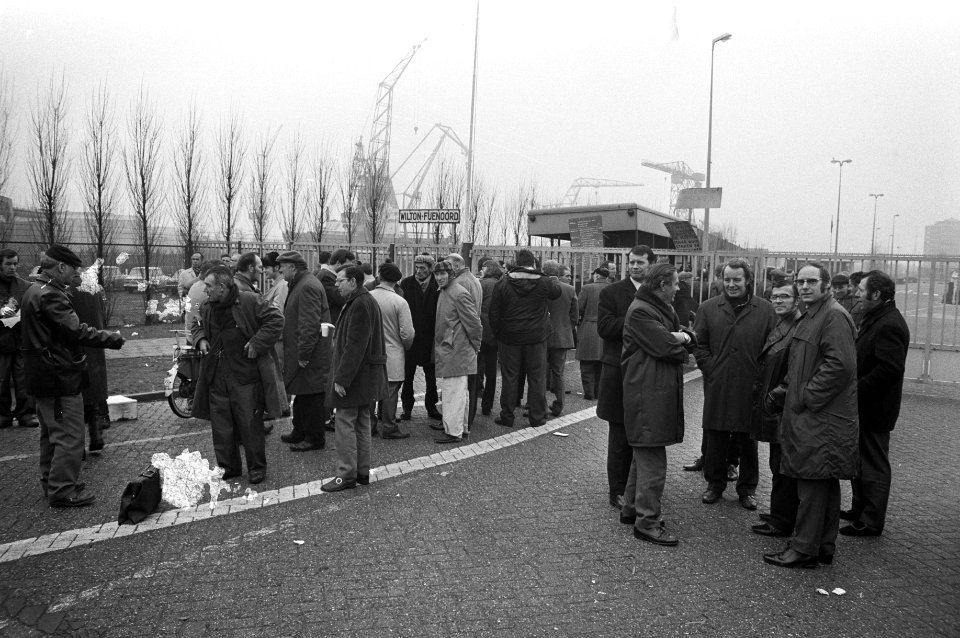 Stakingen op scheepswerven in Rotterdam langs Waterweg gaat door stakers bij Wi, Bestanddeelnr 925-3671