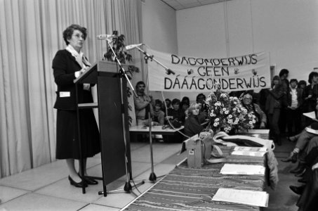 Staatssecretaris Ginjaar Maas opent de Joke Smit School voor volwassenen Ginjaar, Bestanddeelnr 933-1804
