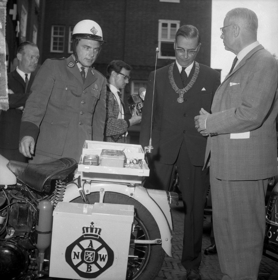 Stads Wegenwacht ANWB hulpdienst voor Amsterdam, burgemeester Van Hall inspectee, Bestanddeelnr 916-6443
