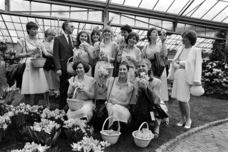 Staatssecretaris Hazekamp (EZ) opende keukenhof Lisse, Hazekamp tussen de bloemenmeisjes, Bestanddeelnr 931-3974