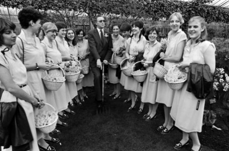 Staatssecretaris Hazekamp (EZ) opende keukenhof Lisse, Hazekamp temidden van Haarlemse bloemenmeisjes, Bestanddeelnr 931-3971