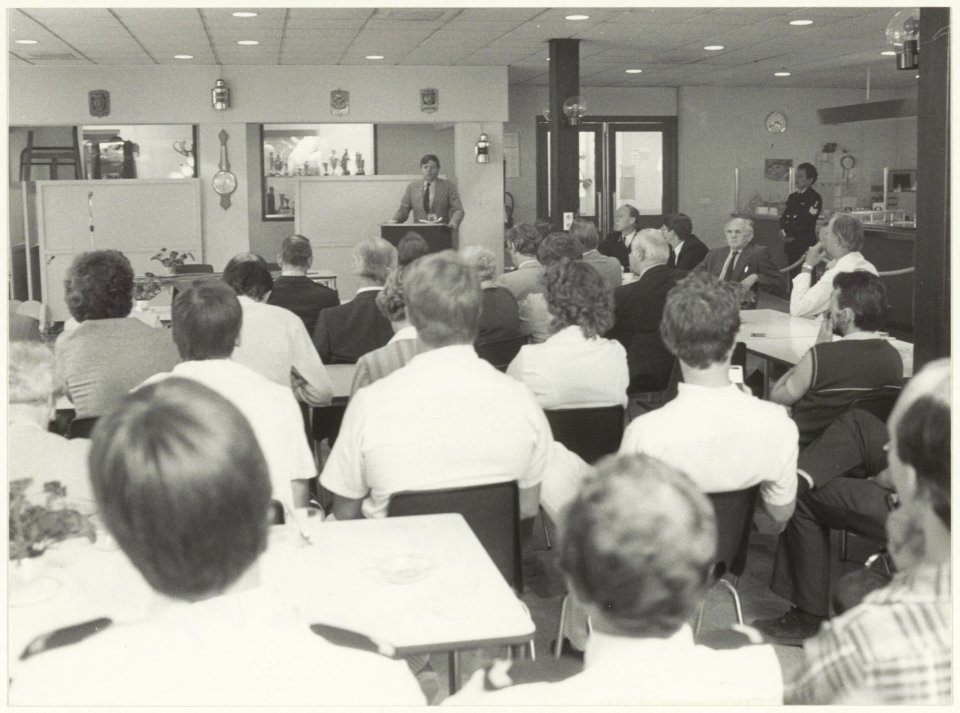 Staatssecretaris Hoeksema houdt een voordracht voor personeel van het Marine Hospitaal in juni 1983. NL-HlmNHA 54015707