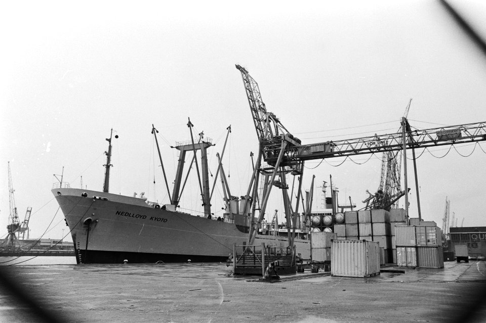Stakingen in haven Rotterdam uitgebreid een schip aan de verlaten kade bij Quic, Bestanddeelnr 929-0383