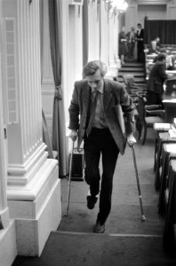 Staatssecretaris Glastra van Loon op krukken in de Tweede Kamer, Bestanddeelnr 926-9901