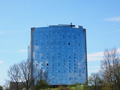 House mirroring facade photo