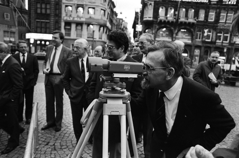 Staatssecretaris Scherpenhuizen kijkt door een meter naar het meetpunt NAP, Bestanddeelnr 933-5446