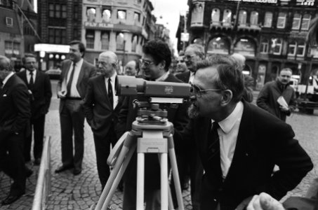 Staatssecretaris Scherpenhuizen kijkt door een meter naar het meetpunt NAP, Bestanddeelnr 933-5446