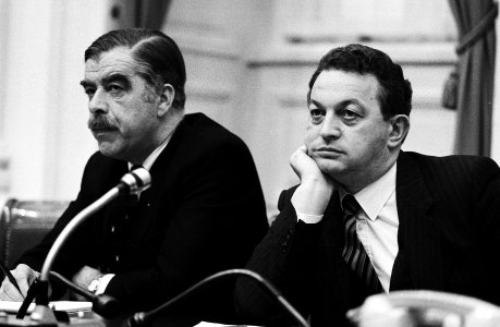 Staatssecretaris Ploeg (l) en minister Braks (r) tijdens de debatten over de beg, Bestanddeelnr 932-4231