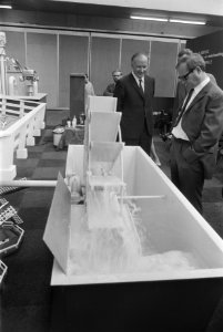 Staatssecretaris Kruisinga opent Aquateek 70 tentoonstelling van waterwerktuigen, Bestanddeelnr 923-9196