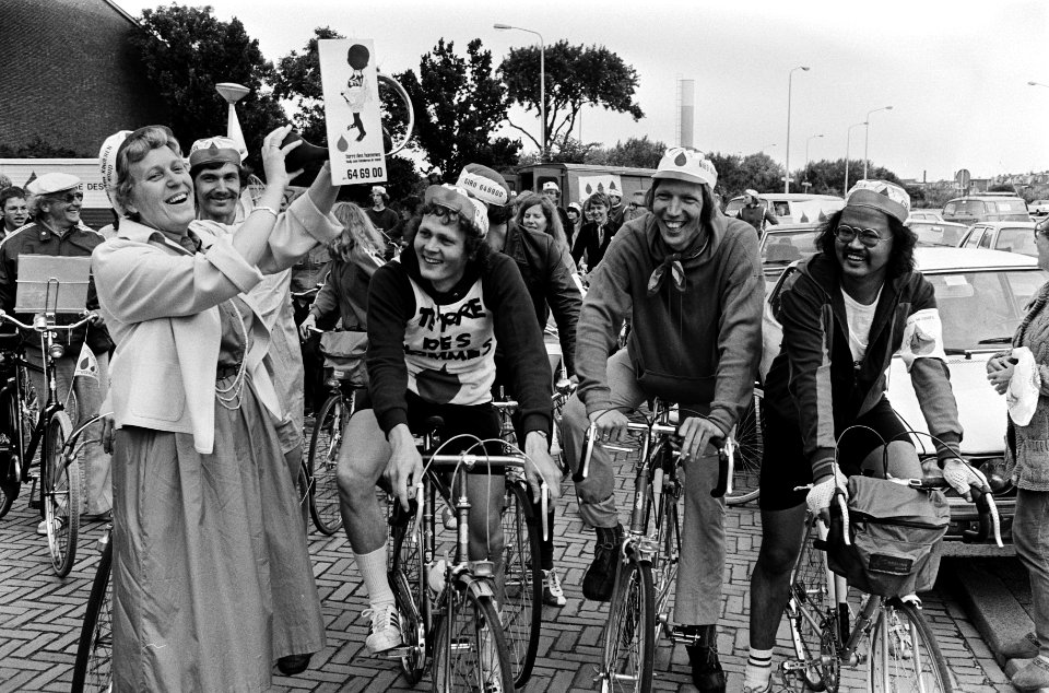 Staatssecretaris Kraayeveld-Wouters geeft in Den Haag het startsein voor de nege, Bestanddeelnr 930-3272