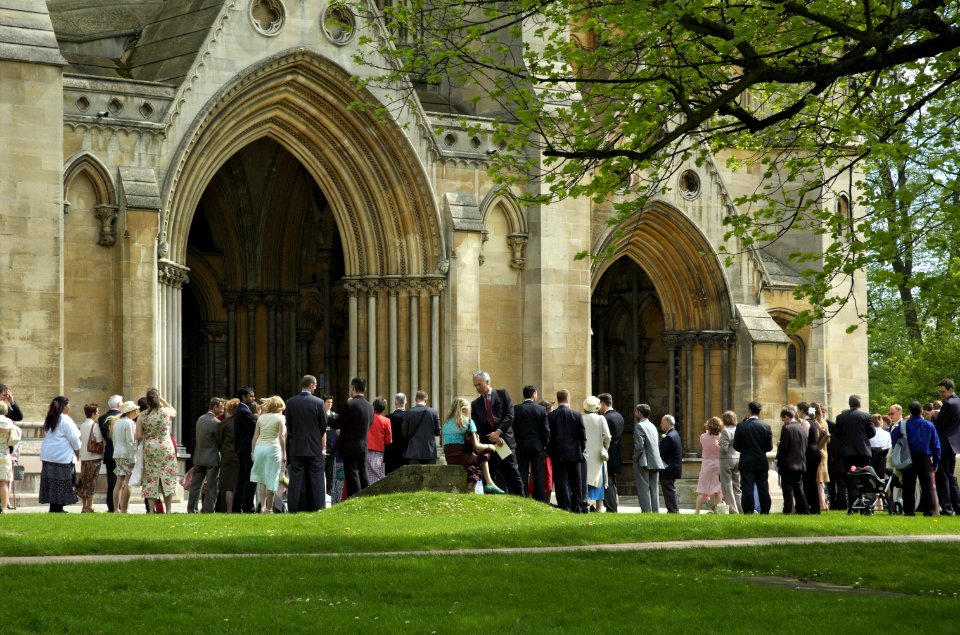 St-Albans-Cathedral-entrance-crowd-20050502-004