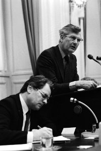 Staatssecretaris De Graaf (l) en minister De Koning, Bestanddeelnr 932-5335