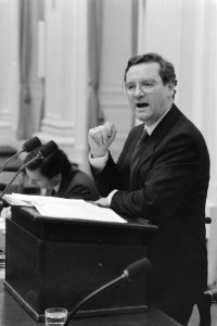 Staatssecretaris Dees aan het woord in Tweede Kamer tijdens behandeling volksgez, Bestanddeelnr 934-1727