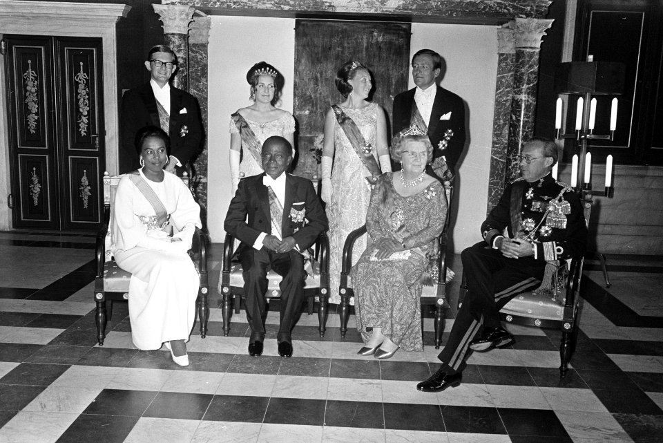 Staatsiefoto van president Houphouët-Boigny en Koninklijke Familie, Bestanddeelnr 923-5672