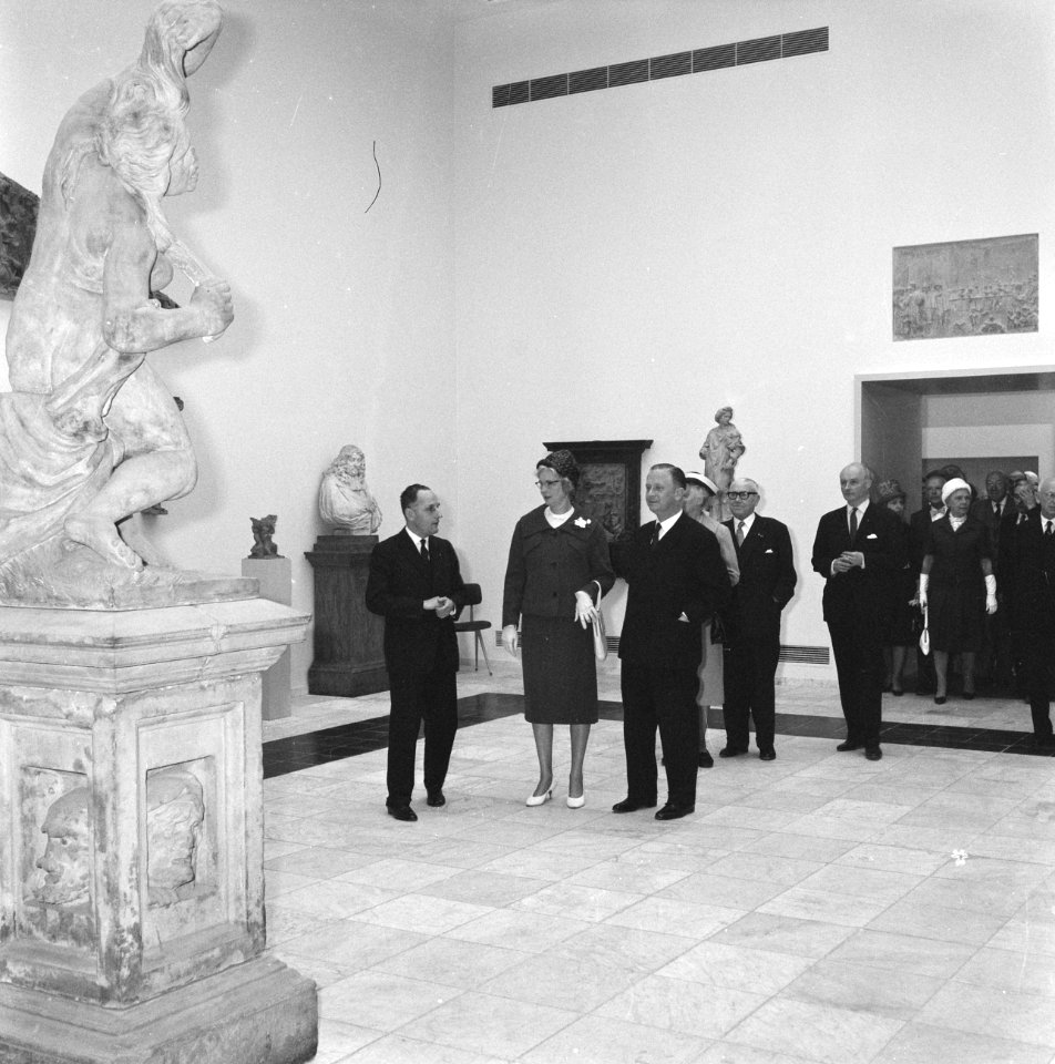 Staatssecretaris Mr IJ Scholten opende nieuwe zalen van Rijksmuseum ( mr van , Bestanddeelnr 914-0843