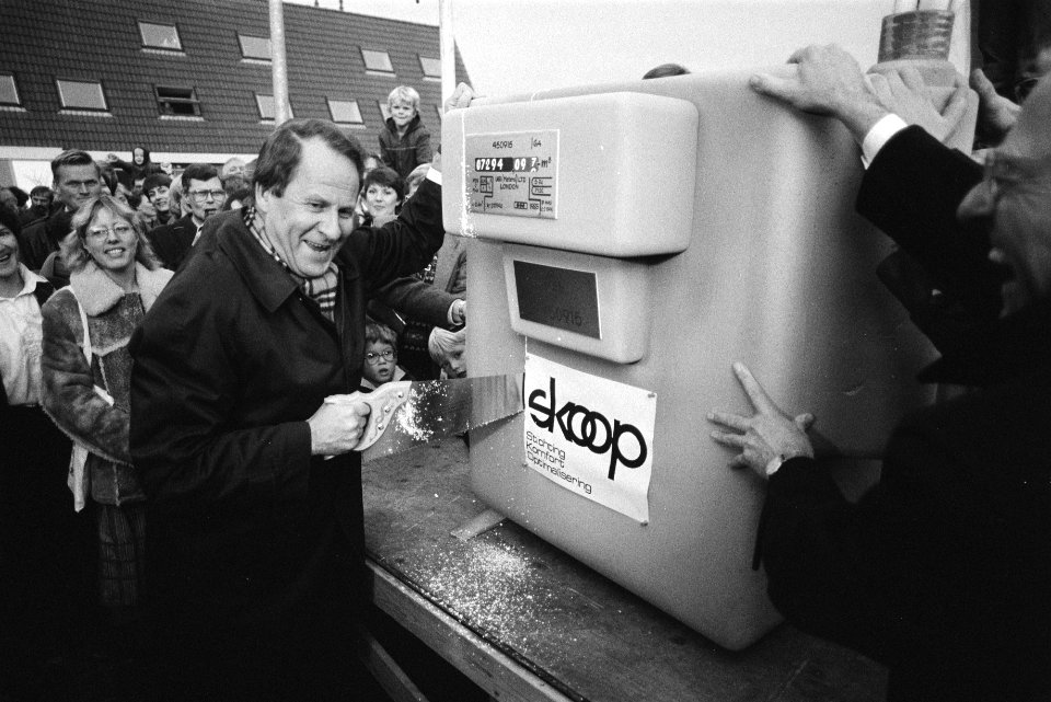 Staatssecretaris Brokx (VROM) zaagt een gasmeter door, Bestanddeelnr 932-7986