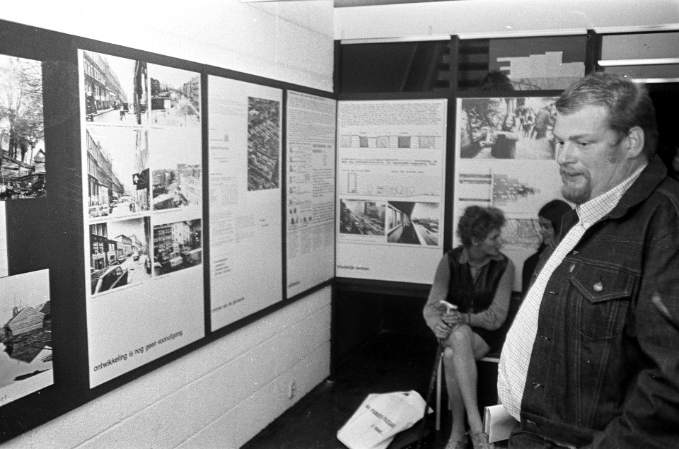 Staatssecretaris Schaefer op tentoonstelling De Pijp in Amsterdam, Bestanddeelnr 926-4989