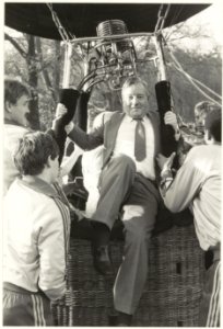 Staatssecretaris Joop van der Reijden klimt uit de mand na een ballonvaart t.g.v. het 35-jarig bestaan van C.I.O.S. op buitenplaats Duinlust