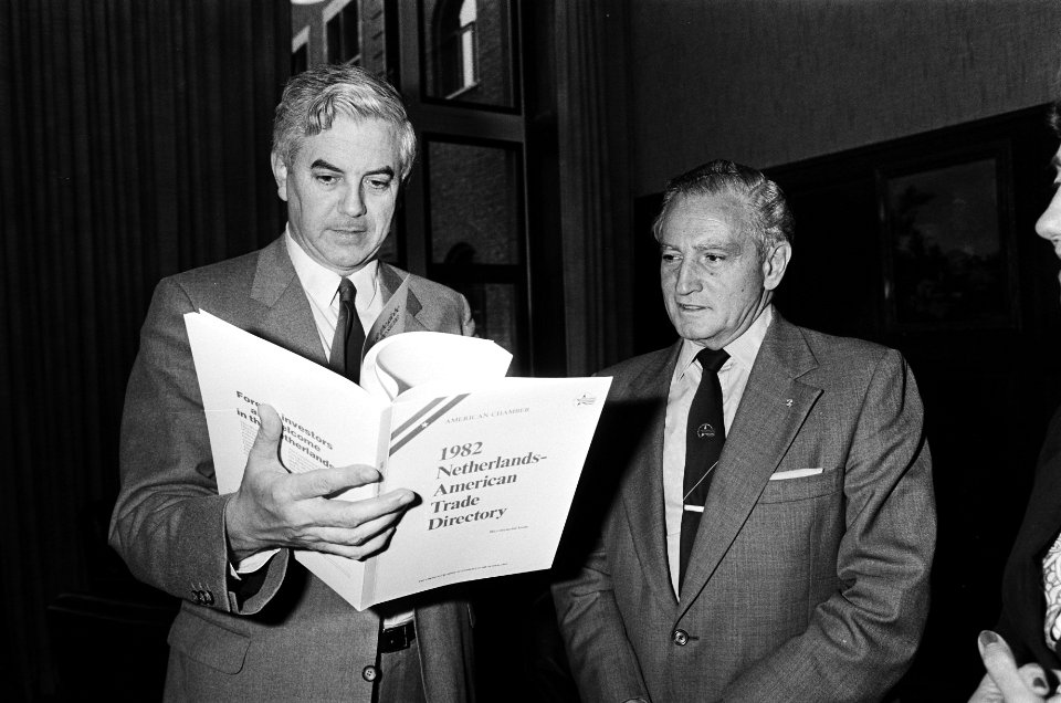 Staatssecretaris Bolkestein (Economische Zaken) ontvangt een handelsgids uit han, Bestanddeelnr 932-4054