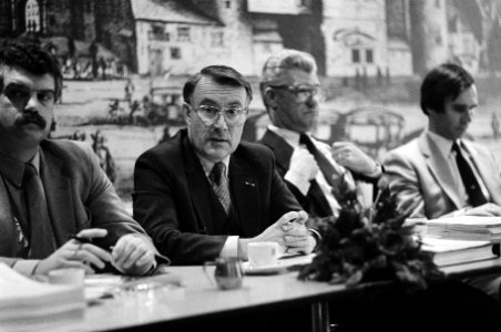 Staatssecretaris Koning (Financiën) (l) en staatssecretaris Van Amelsfoort (Binn, Bestanddeelnr 932-4445
