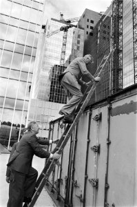 Staatssecretaris Bolkenstein (EZ) plaatst laatste glaswand in het World Trade Ce, Bestanddeelnr 933-0404