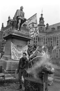Stakingsactieweek studenten pop voorstellende Deetman verbrand, Bestanddeelnr 934-3584