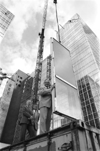 Staatssecretaris Bolkenstein (EZ) plaatst laatste glaswand in het World Trade Ce, Bestanddeelnr 933-0403