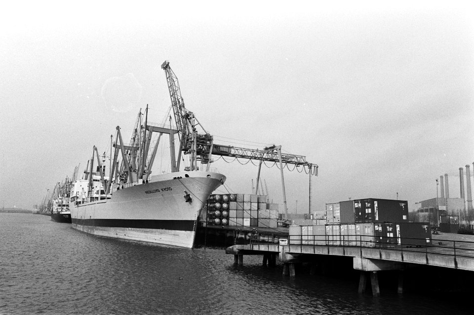 Stakingen in haven Rotterdam uitgebreid verlaten Rotterdamse haven, Bestanddeelnr 929-0386