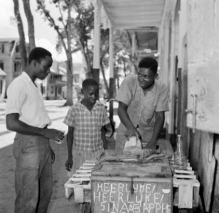 Stal met sinaasappelsap in Paramaribo, Bestanddeelnr 252-4910