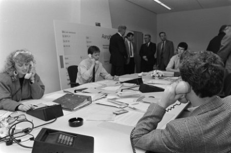 Staatssecretaris Koning van Financien opende nieuw gebouw belastingtelefoon in U, Bestanddeelnr 933-9228