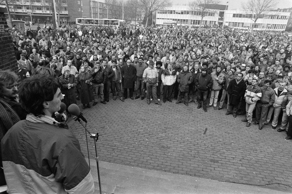Stakingsleider Paul Rosenmoller spreekt stukgoedwerkers toe op Slingeplein in Ro, Bestanddeelnr 933-9203