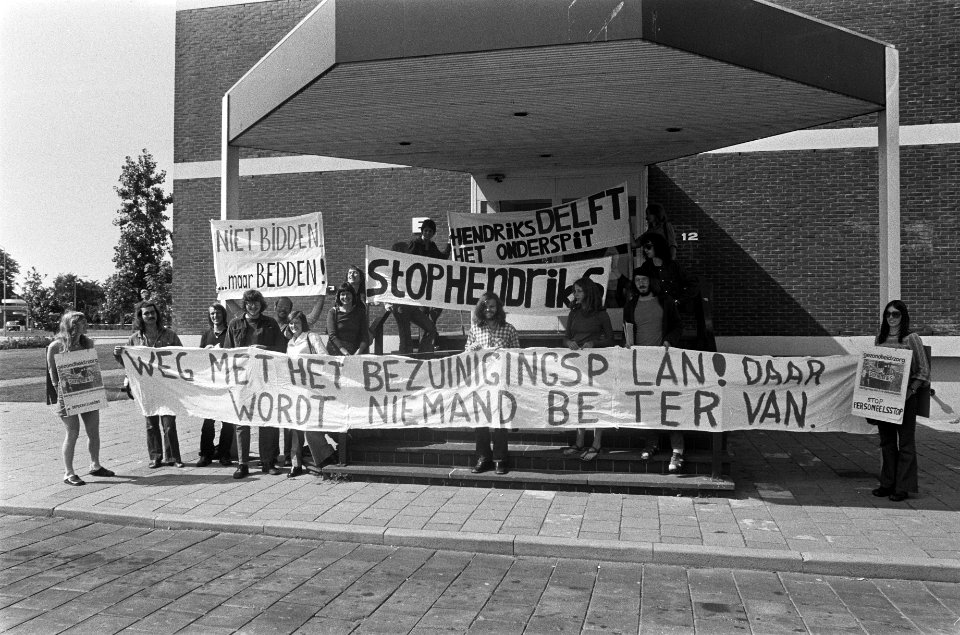 Staatssecretaris Hendriks krijgt handtekeningen in injectiespuit van Aktie Kom, Bestanddeelnr 927-4154