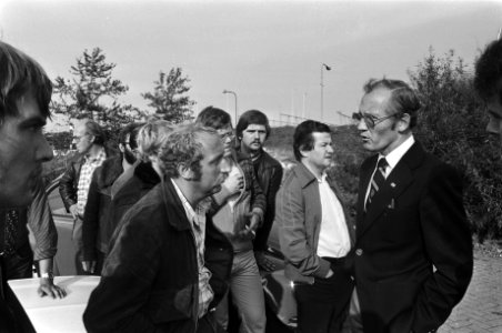 Stakingsleider Eddy Schwarzwalde (l) in gesprek met opgestapte bestuurder van , Bestanddeelnr 930-4284