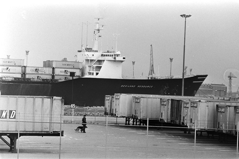 Stakingen in haven Rotterdam uitgebreid Amerikaans schip Sealand Resource ligt , Bestanddeelnr 929-0384