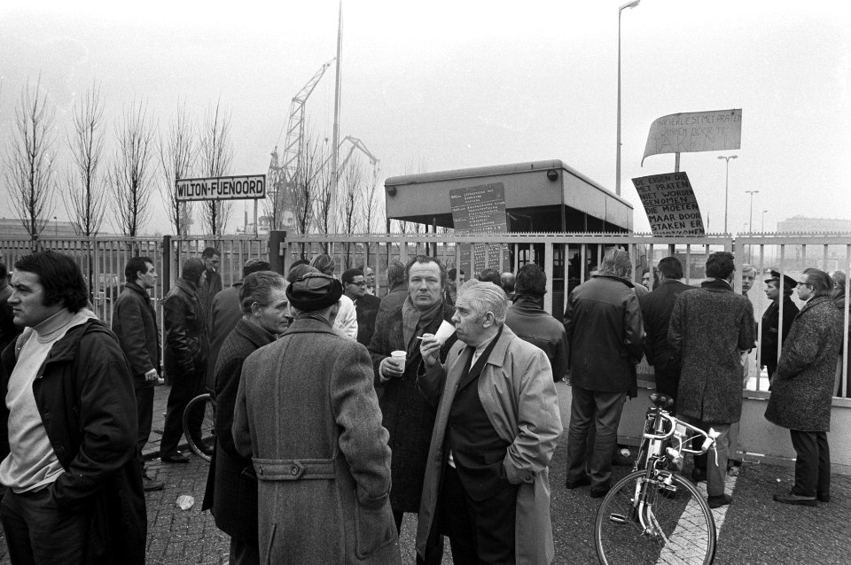 Stakingen op scheepswerven in Rotterdam langs Waterweg gaat door stakers bij Wi, Bestanddeelnr 925-3672