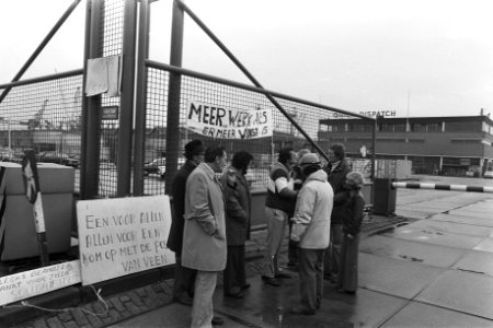 Stakingen in haven Rotterdam uitgebreid postende stakers, Bestanddeelnr 929-0387 photo