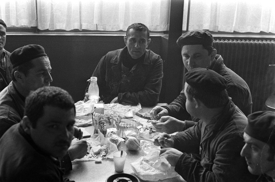 Stakers aan tafel tijdens de vergadering, Bestanddeelnr 924-3522