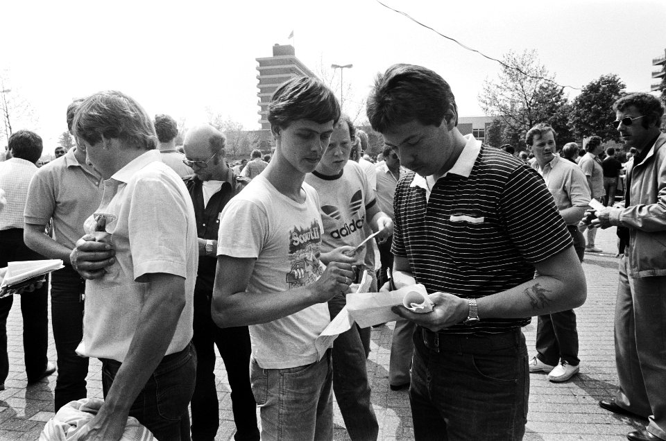 Stakende werknemers van ertsoverslagbedrijven Emo en Swarttouw blijven staken d, Bestanddeelnr 932-1644