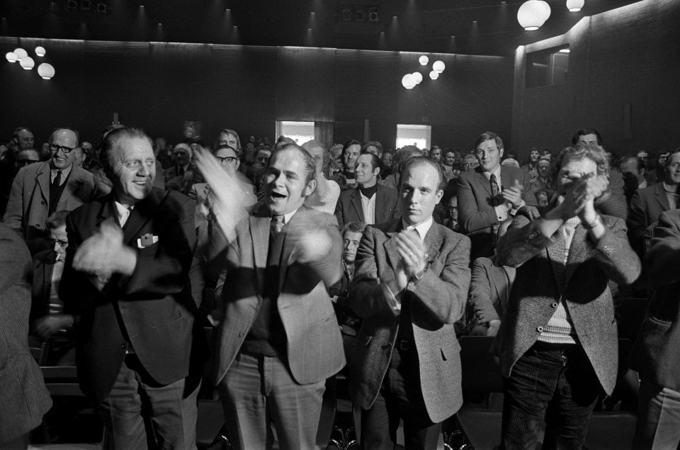 Stakers hervatten werk bij Hoogovens, klappende stakers in de Schouw (Velsen), Bestanddeelnr 926-2626