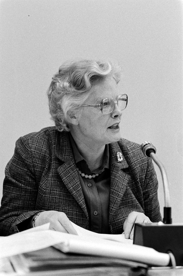 Staatssecretaris Els Veder-Smit achter een microfoon tijdens een vergadering van, Bestanddeelnr 931-3106