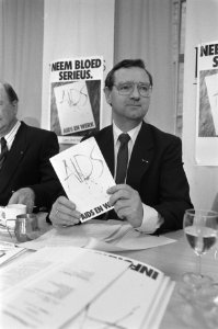 Staatssecretaris Dees pres.voorlichtingscampagne Aids en werk nr. 19 J. K. v, Bestanddeelnr 934-2299