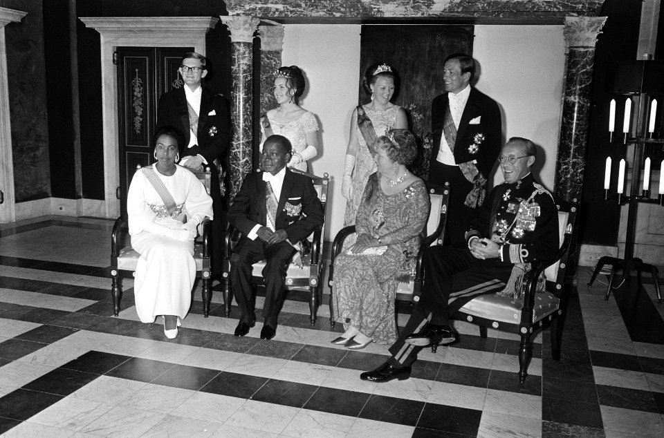Staatsiefoto van president Houphouët-Boigny en Koninklijke Familie, Bestanddeelnr 923-5674