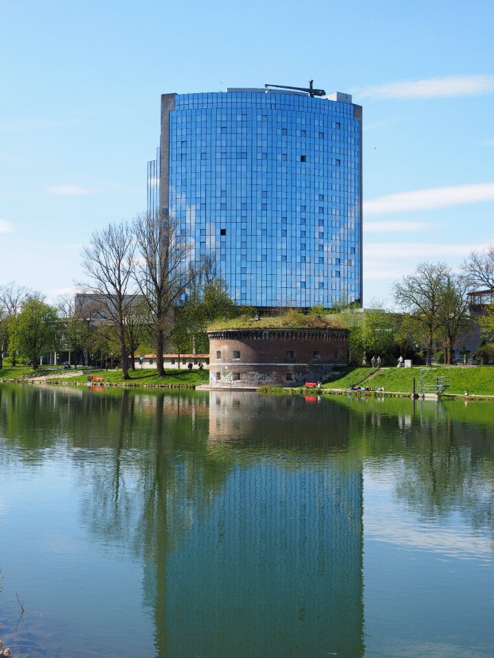 House mirroring facade