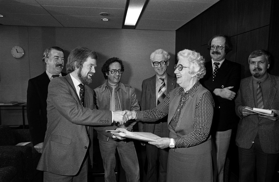 Staatssecretaris Bert Haars ontvangt petitie van Wim van Keulen (bondsbestuurder ABVA-KABO), Bestanddeelnr 931-3911